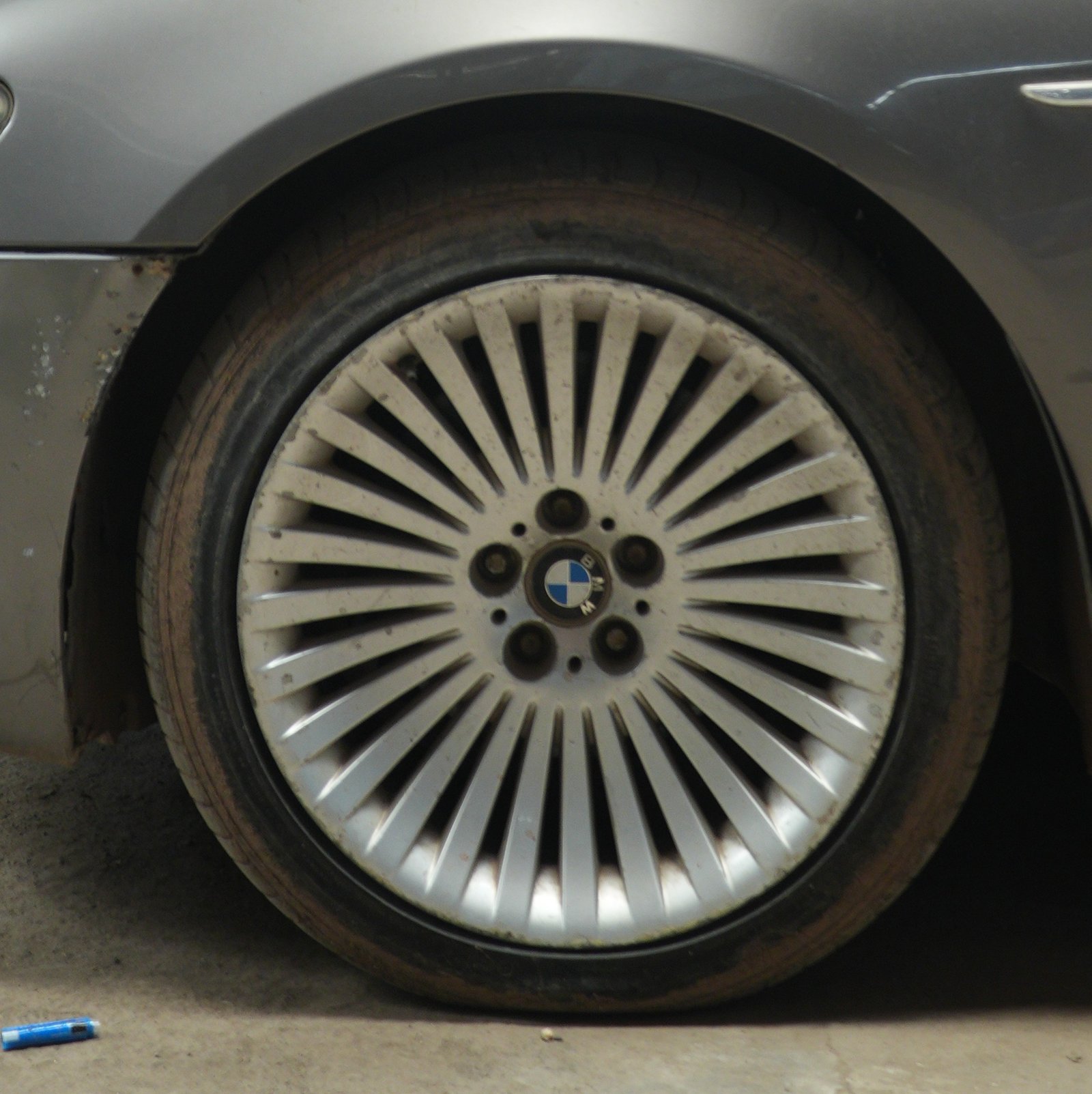 High-performance brake caliper through forged alloy wheel spokes